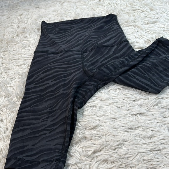 Lululemon Align Super High Rise Short *10" Le Tigre Camo Deep Coal Multi - Picture 2 of 6